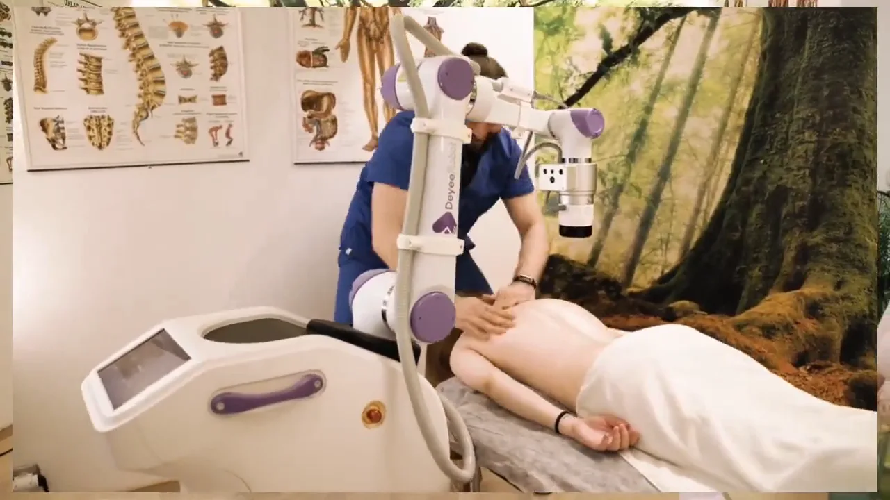 Maciej führt im Studio Biomasażu in Mława eine Behandlung mit dem Deyee-Roboter durch